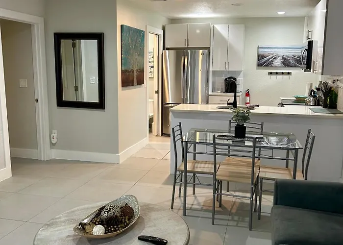 Close To Everything! Perfect Basecamp For Wpb